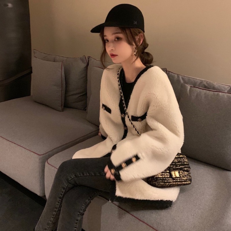 2022 new small scenographic wind white lamb wool coat female winter medium long version Korean version of the Han version with loose 100 lapped thicken