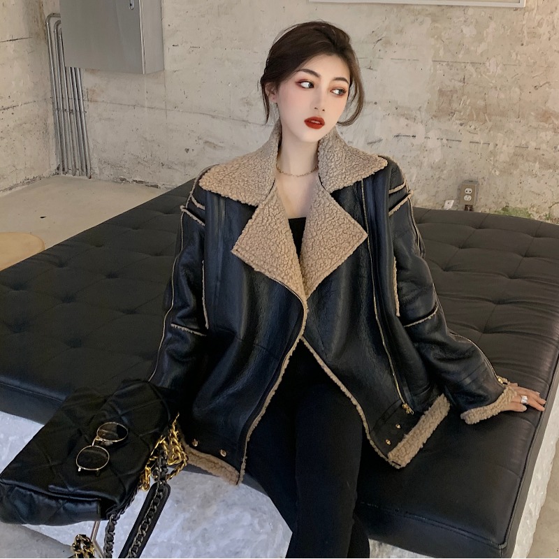 Sanskrit lamb wool locomotive jacket female winter Korean version loose fur integrated black leather coat short and small sub thickened