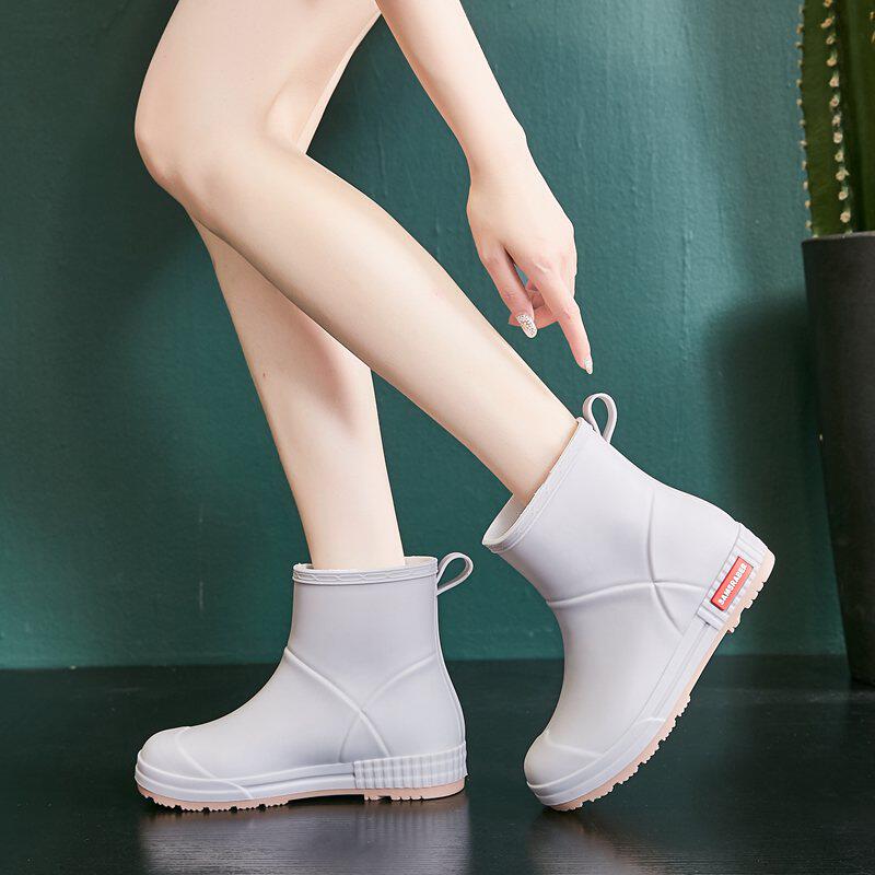 Korean fashion rainshoes female winter warm plus woolen shoes adult anti-slip shoes can be cute outside wearing water shoes