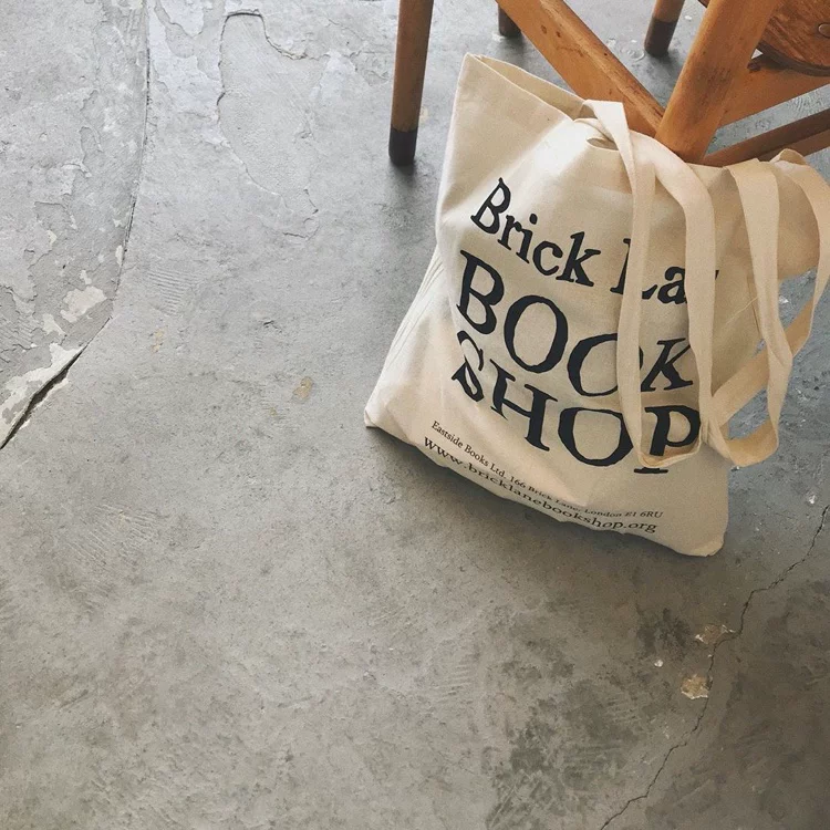Подлинные товары на складе, BrickLane Bookstore, Восточный Лондон, UK, холщовые сумки окружения, сумки через плечо