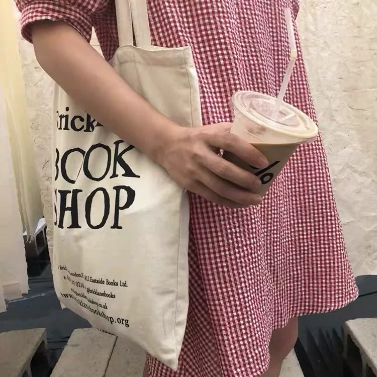 Подлинные товары на складе, BrickLane Bookstore, Восточный Лондон, UK, холщовые сумки окружения, сумки через плечо