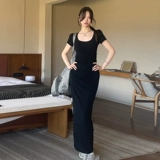 Приталенное черное летнее платье, длинная юбка, короткий рукав, с открытой спиной, изысканный стиль