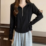 Белый весенний лонгслив с капюшоном, сексуальная короткая футболка, тренд сезона, по фигуре