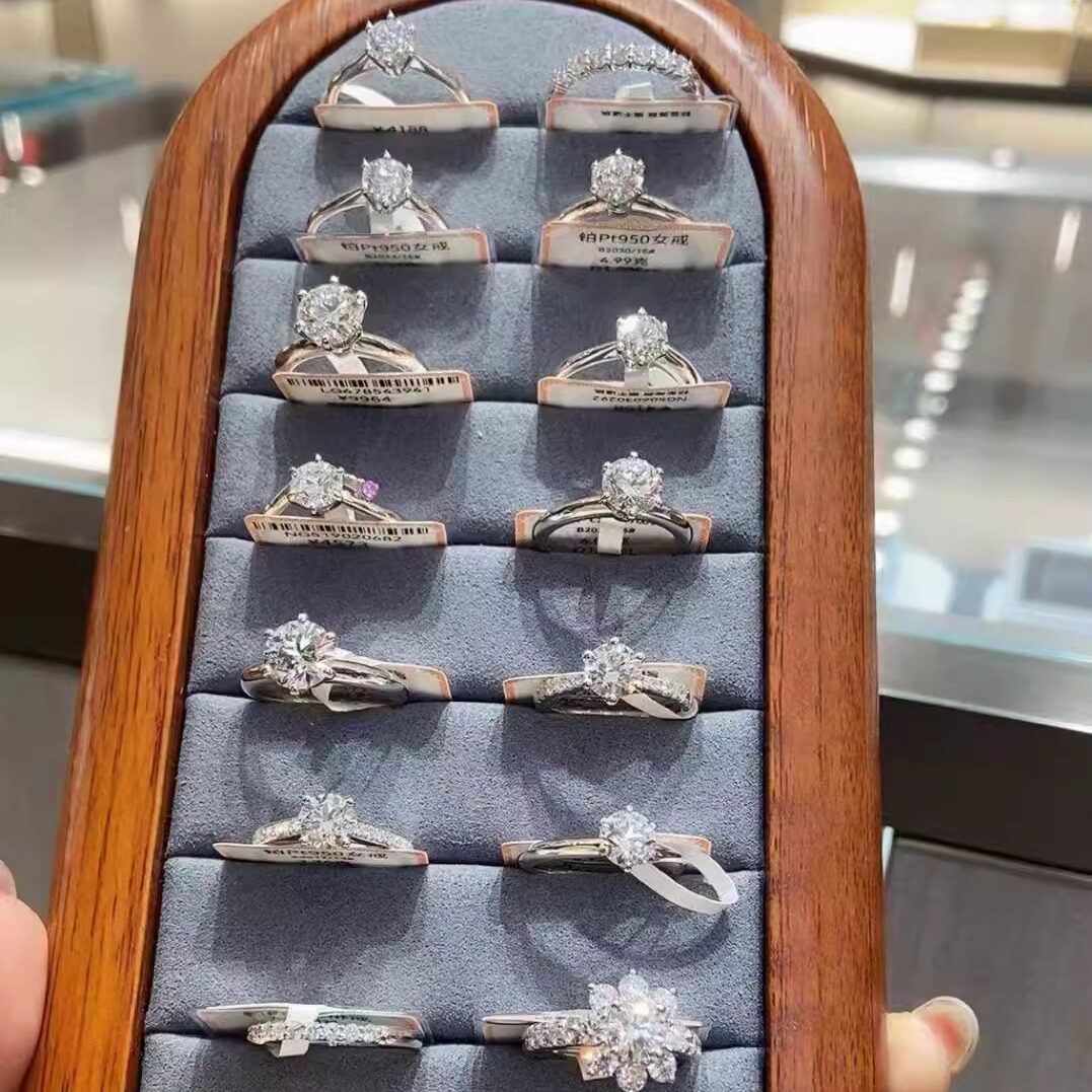 Кольцо с выращенным лабораторным бриллиантом Yinuo Diamond из белого золота 18K