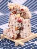 Жареный рисовый сахар с жареным рисовым сахаром.