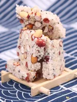 Жареный рисовый сахар с жареным рисовым сахаром.