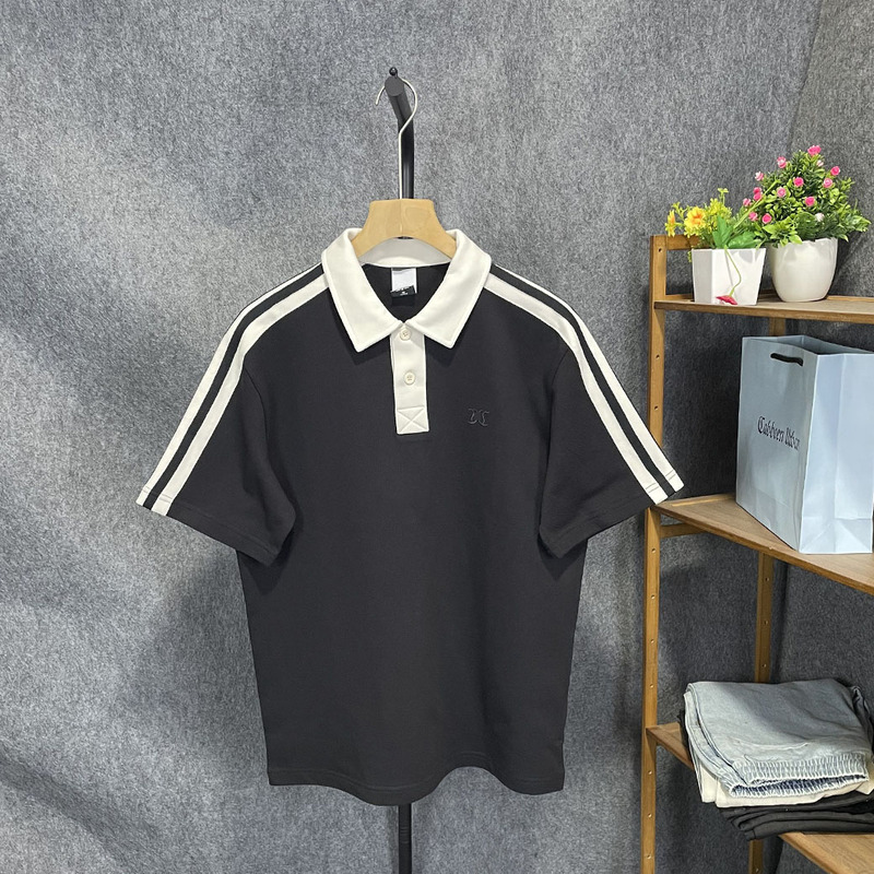 Same Style as in the Mall, Kajia Cut-Label Men's Fashion Trendy Striped Simple Embroidered Turn-Down Collar Short-Sleeve Polo Shirt 1384 Same Style as in the Mall, Kajia Cut-Label Men's Fashion Trendy Striped Simple Embroidered Turn-Down Collar Short-Sleeve Polo Shirt 1384