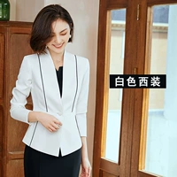 Белый лонгслив, пиджак классического кроя