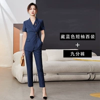 Синий пиджак классического кроя, штаны, короткий рукав