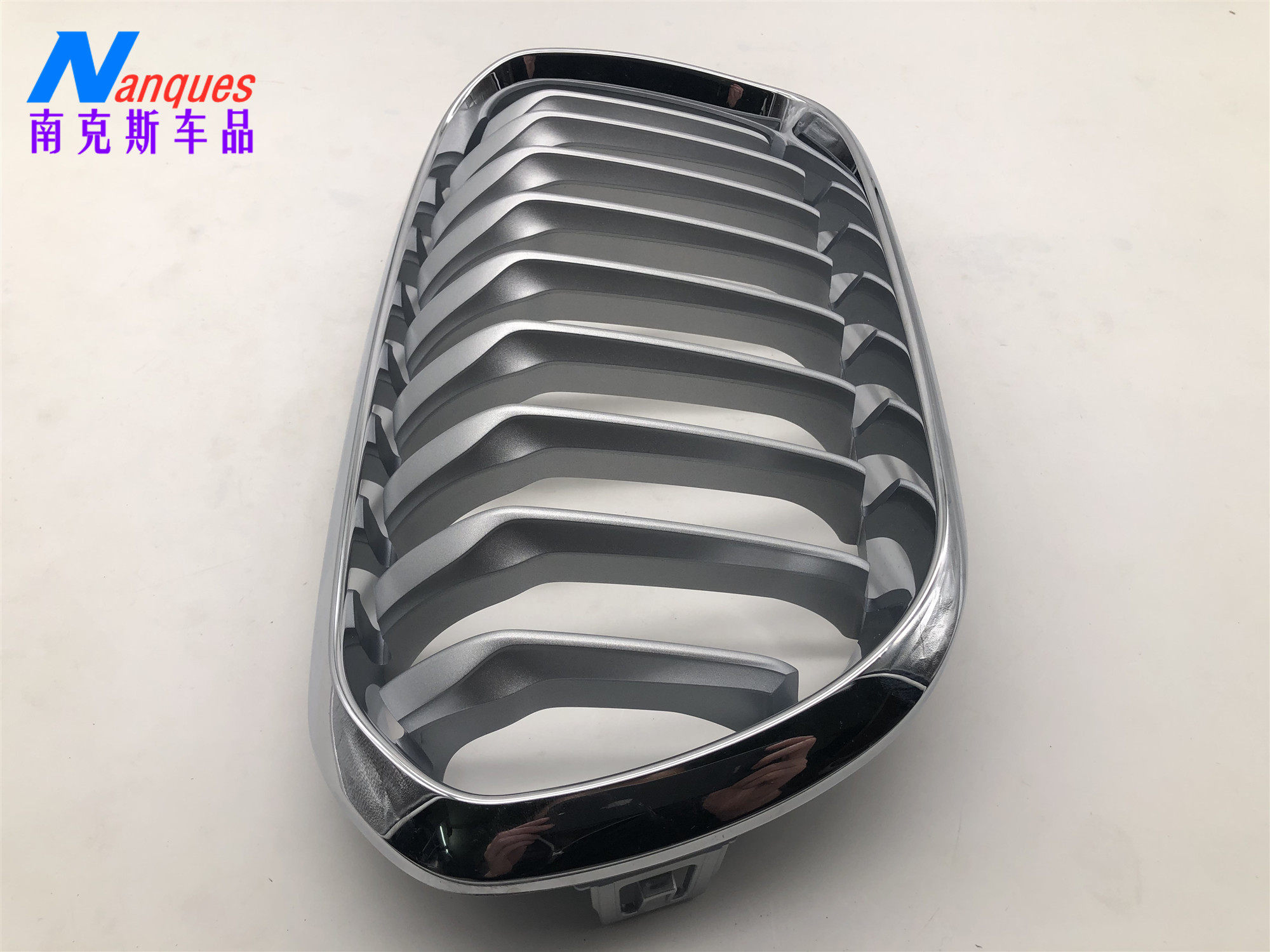 Решетка радиатора центральная Nanques для BMW 1 серии F20