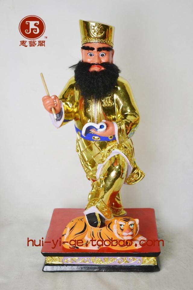 Wood carving Dato male Malaysian statue private custom camphor wood lacquer line carving process 48cm