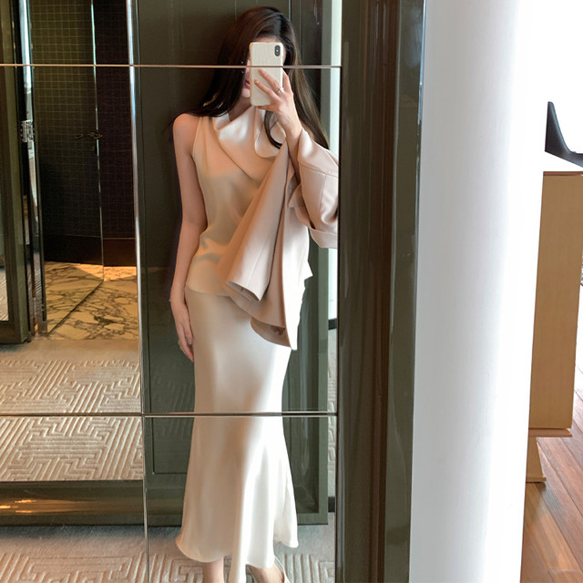Han Yujia ແບບຝຣັ່ງຊັ້ນສູງ satin satin sleeveless top ສໍາລັບແມ່ຍິງພາກຮຽນ spring ແລະ summer drape skirt ຊຸດສິ້ນ fishtail