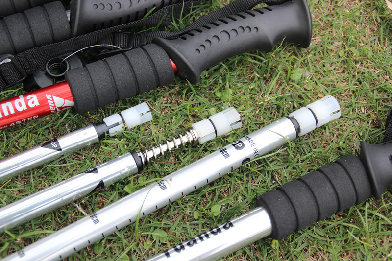 Trekking cực telescopic ngoài trời siêu nhẹ tay cầm thẳng cong tay cầm leo núi hợp kim nhôm 3 bốn giảm xóc mía - Gậy / gậy gậy ba chân để điện thoại