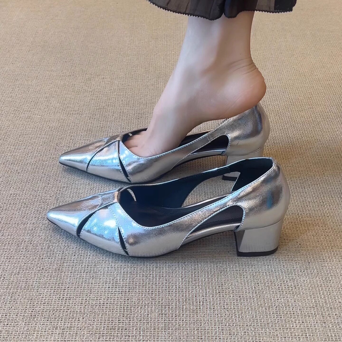nnmiss/5cm Summer women's new style elegant hollowed-out pointed-toe thick heel versatile French retro sandals