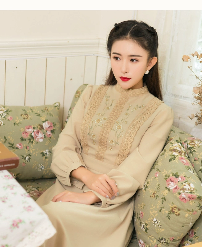 Nụ cười bướng bỉnh để sưởi ấm mùa thu đông 2018 mới của phụ nữ nghệ thuật cổ điển retro thêu cổ áo dài tay váy đẹp 2021