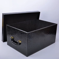 Черный рисунок крокодила с большими аппаратными ручками