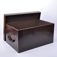 Коричневые паттерны крокодила с большой аппаратной ручкой