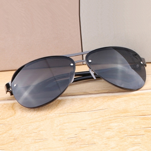 2025茶色复古墨镜风潮：男女皆宜的时尚新宠