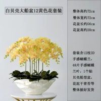 Светло-желтый