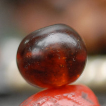 Tibetan area received amber old glass Qing Dynasty Tibetan area old goods Hole distance 1cm abdominal diameter 1 2