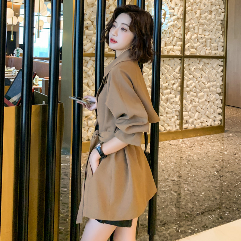 Short version of the wind coat jacket female spring autumn small child 2022 new this year popular temperament high-end European and American weight reduction waist down