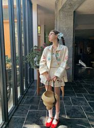 Le rouge Zhou Meimei ຕົວເມືອງ pastoral ຝ້າຍແລະ linen niche blogger ສີດອກ embroidered lapel jacket