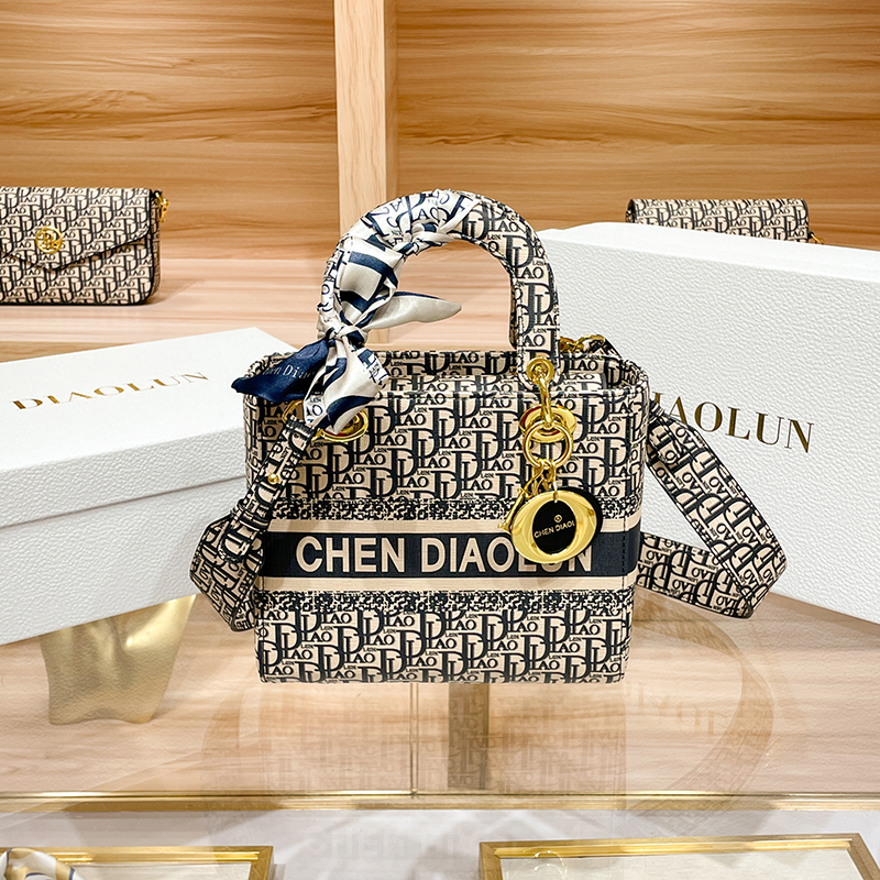 Hong Kong Exclusive Designer Princess Diana Bag Genuine Leather Handbag High-End 2026 New Model Light Luxury Crossbody Bag Gift