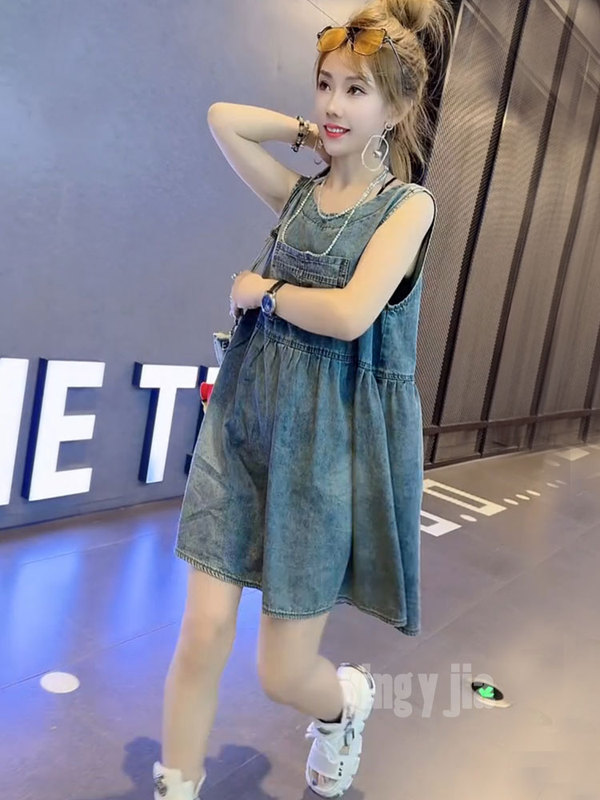 Backless Sleeveless Denim Dress for Women, Summer 2025 New Vintage Thin Style, Age-Reducing, Petite, Loose Slip Dress Backless Sleeveless Denim Dress for Women, Summer 2025 New Vintage Thin Style, Age-Reducing, Petite, Loose Slip Dress