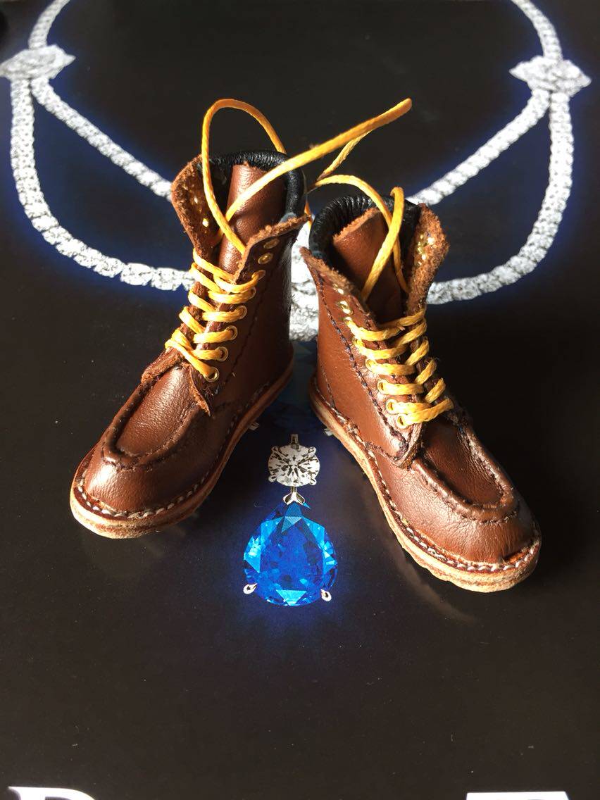 1: 6 Inron high cylinder Martin boots on the right.