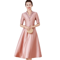 The womans mothers wedding dress is a new style with noble temperament her mother-in-laws toast dress the banquet supporters wedding dress