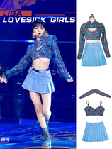 Girl group Lisa wears the same style of singing outfit and performs on jazz stage looking cool in a blue plaid suspender suit