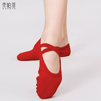 Красное кружево необходимо иметь большой размер, а ноги толстые, чтобы сделать два больших ярда