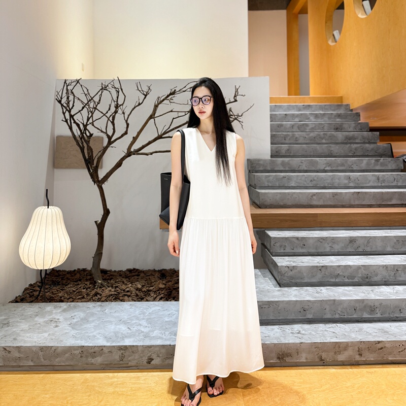 White Dew | Double-Layered Mulberry Silk | Ultra-Heavyweight, Loose-Fitting Design with a Large Hem, Loose V-Neck Dress - 7028