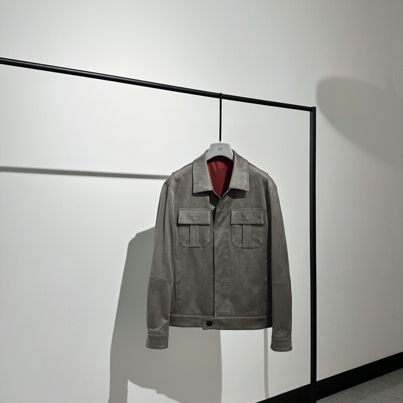 Elegant and Understated, High-End Matte Gray Suede Short Jacket with a Velvet-Like Texture and a Lapel Collar for Men Elegant and Understated, High-End Matte Gray Suede Short Jacket with a Velvet-Like Texture and a Lapel Collar for Men