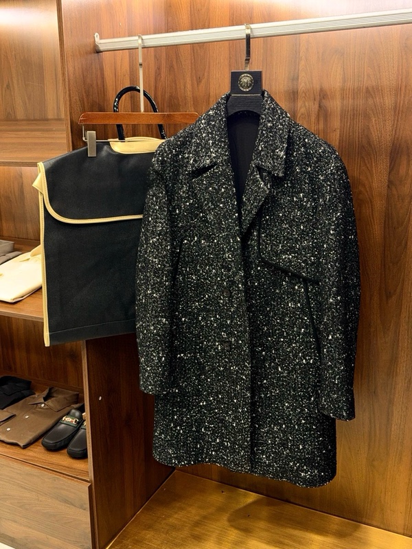 Star-Patterned Floral Yarn Herringbone Mixed-Color Wool Fabric with Large Flat Lapel, Lambskin Trim, and Accessories for a Long Trench Coat Star-Patterned Floral Yarn Herringbone Mixed-Color Wool Fabric with Large Flat Lapel, Lambskin Trim, and Accessories for a Long Trench Coat