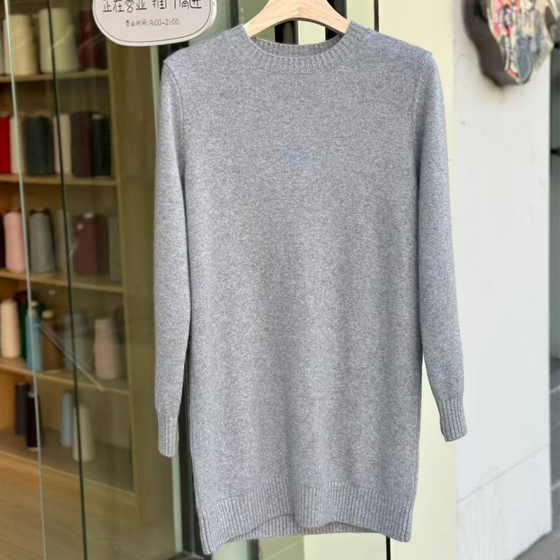 Italian High-End Light Gray Cashmere Sweater for Women, Round Neck, Mid-Length, Loose Pullover Wool Knitwear, Hip-Hugging Sweater Italian High-End Light Gray Cashmere Sweater for Women, Round Neck, Mid-Length, Loose Pullover Wool Knitwear, Hip-Hugging Sweater