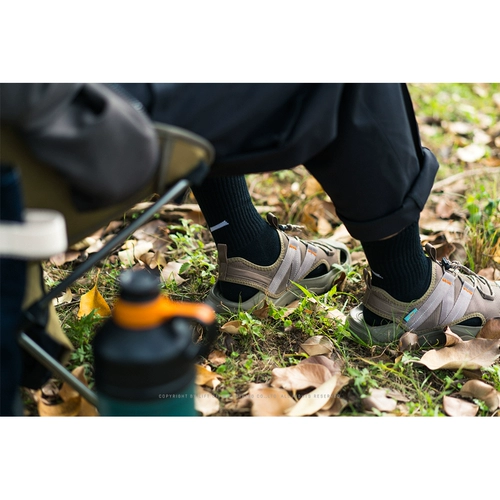 Поднимите с полотенца белые/черные мелкие чулки