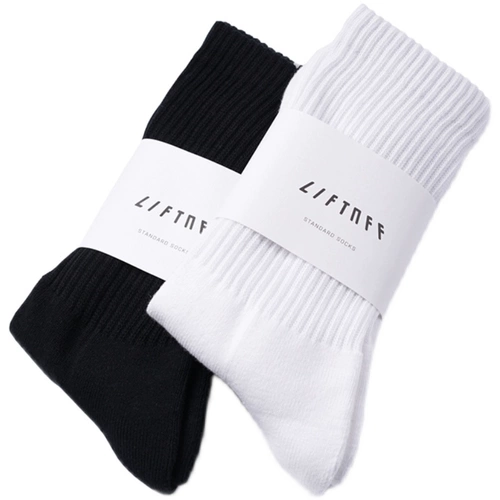 Поднимите с полотенца белые/черные мелкие чулки