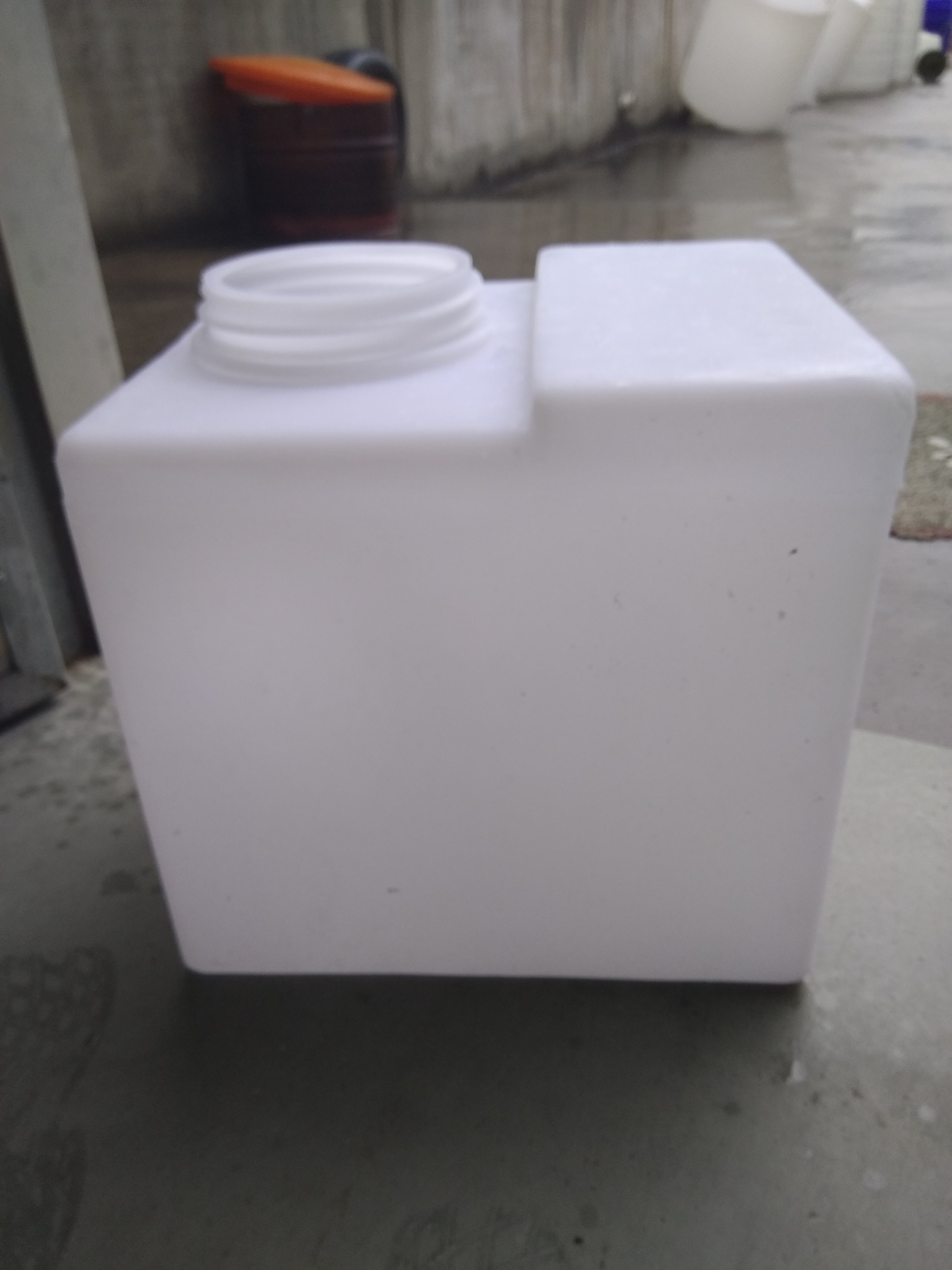 Sales square 40 litres of imported PE material plastic water tank corrosion resistant acid-resistant and anti-ageing dosing tank metering barrel