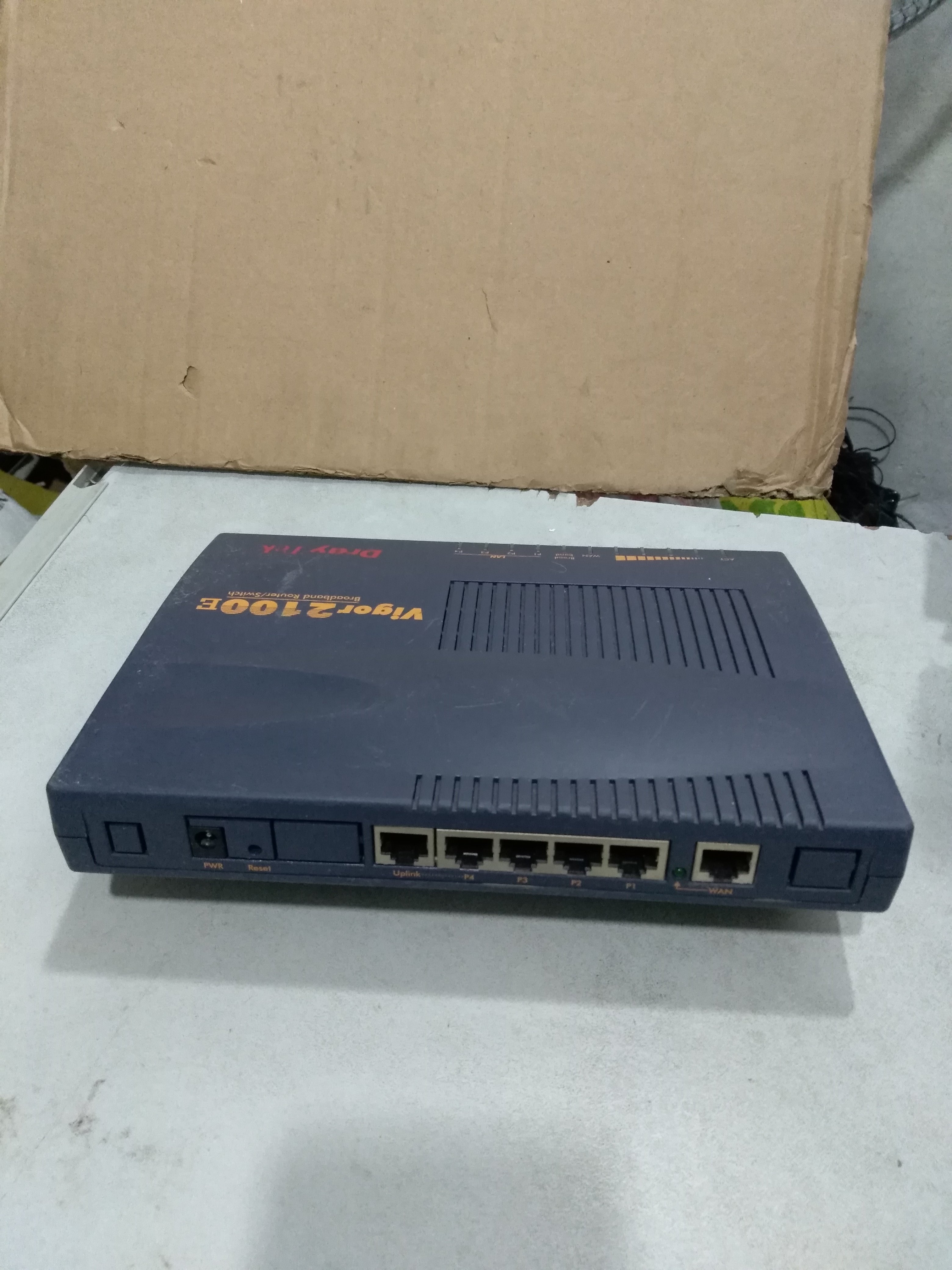 Packaged original Juyi DrayTec Vigor 2100E 4-port 100M wired router