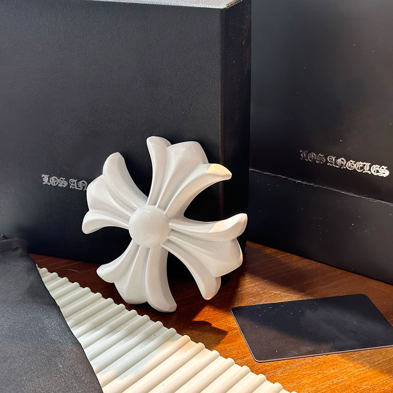 Elegant and Luxurious European-Style Floral Cross, Handcrafted with a Matte Finish, Vintage Home and Office Art Desktop Ornament, Paperweight
