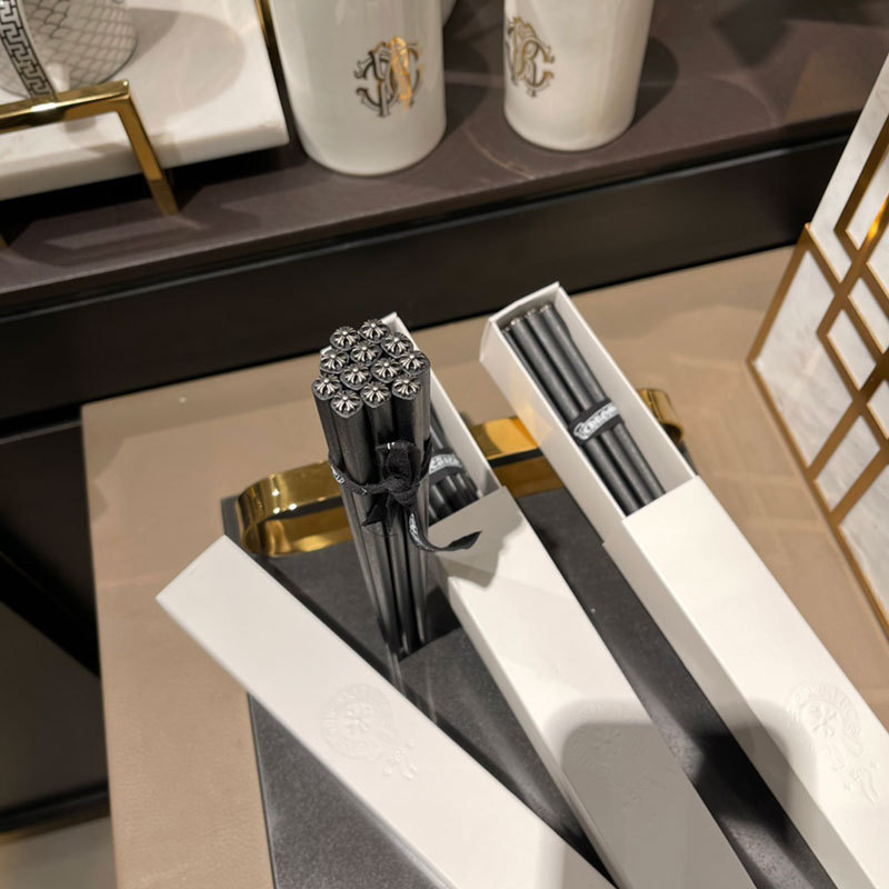 Luxurious Vintage 925 Silver Cross Inlaid with Natural Ebony Decorative Black Wooden Chopsticks, Six Pairs in a Gift Box Luxurious Vintage 925 Silver Cross Inlaid with Natural Ebony Decorative Black Wooden Chopsticks, Six Pairs in a Gift Box