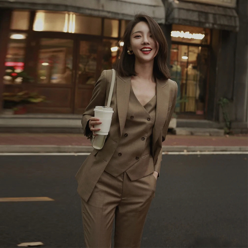 Early autumn new blogger with the same coffee color commuter professional small suit suit female slim suit vest three-piece female