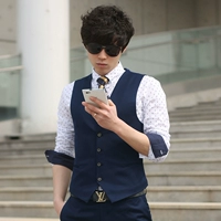 Четыре пристегнутые темно -синие