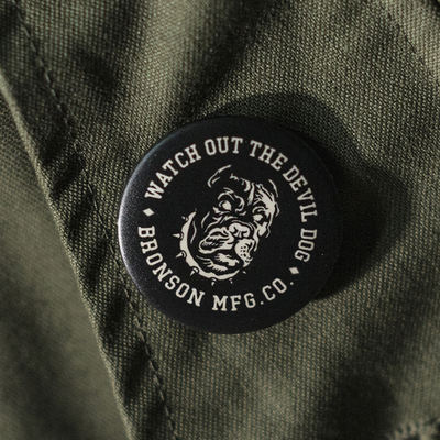 PIN BOTTON WATCH THE DOG around BRONSON!! Pin badge button
