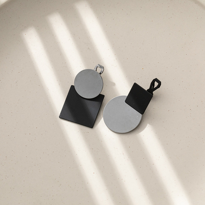 2022 new trendy Korean temperament design sense contrast color versatile earrings high-end French style ear clips without ear holes for women