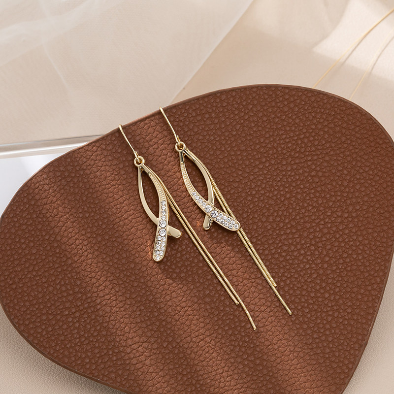 Round face Slim Earrings High Level Sensuous Light Extravagant version Flow suear Ears Hook Temperament Mosquito Coil Dish Without Ear Clip Woman