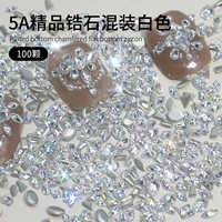 Маленький геометрический белый цирконий