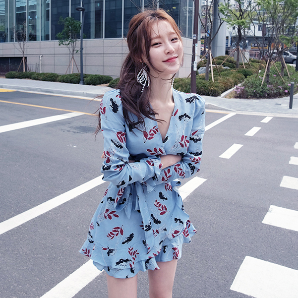 2018 mùa thu mới Hàn Quốc in ấn tie xếp li váy dài lá sen tay áo V-Cổ đi lại hoa màu jumpsuit váy váy xòe bó eo	