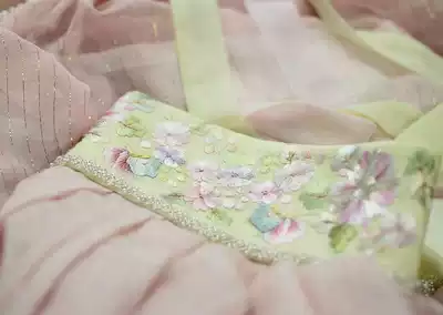 (Xiangrui falling berry moss)Silk Su embroidered chest gold thread skirt Hanfu light painting apricot 